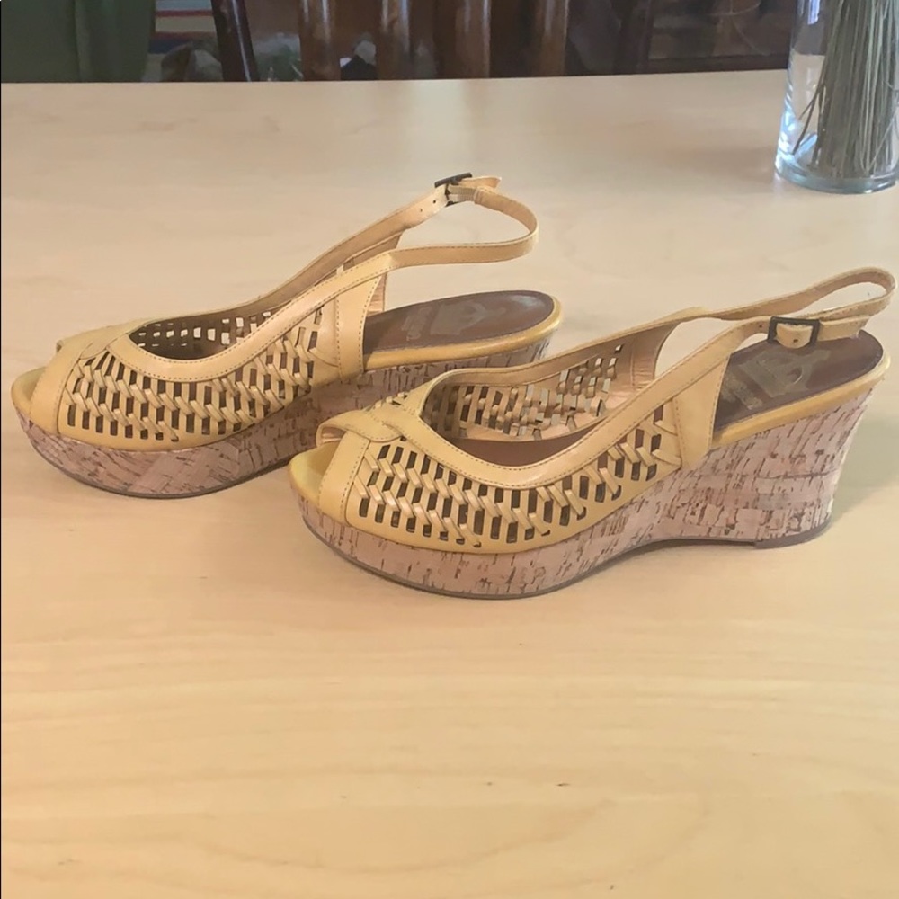 HP! π Yellow leather slingback wedges - Picture 2 of 5
